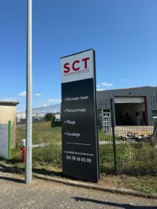 Enseigne & Vitrophanie - Totem publicitaire SCT