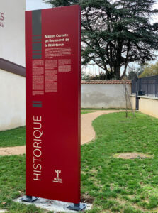 Enseigne & Vitrophanie - Totem publicitaire Maison des familles