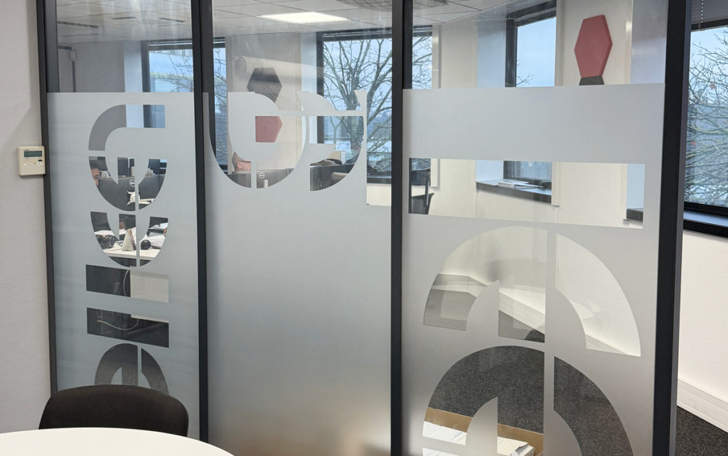 Enseigne et Vitrophanie - Autocollant vitrine transparent - Reel