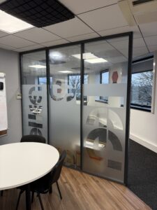 Enseigne et Vitrophanie - Autocollant vitrine transparent - Reel