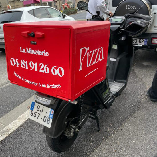 Enseigne et Vitrophanie - Flocages pour scooters - La Minoterie
