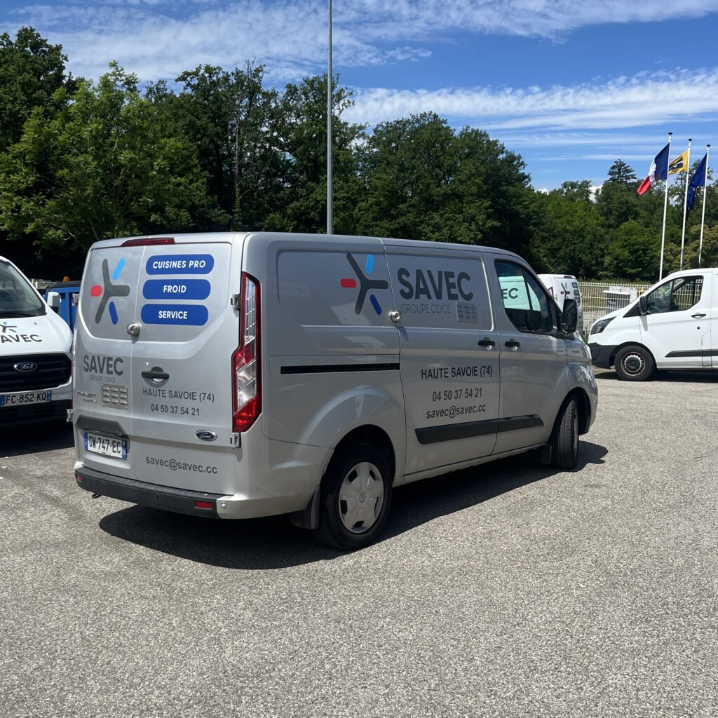 Enseigne et Vitrophanie - Flocages pour véhicule utilitaires - SAVEC