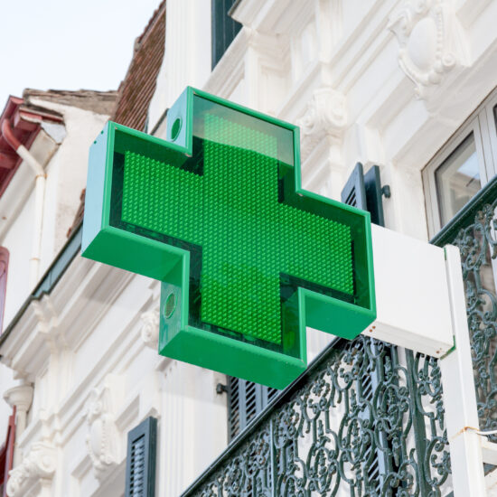 Enseigne et Vitrophanie - Croix de pharmacie