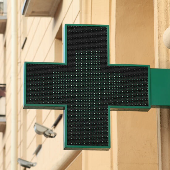Enseigne et Vitrophanie - Croix de pharmacie